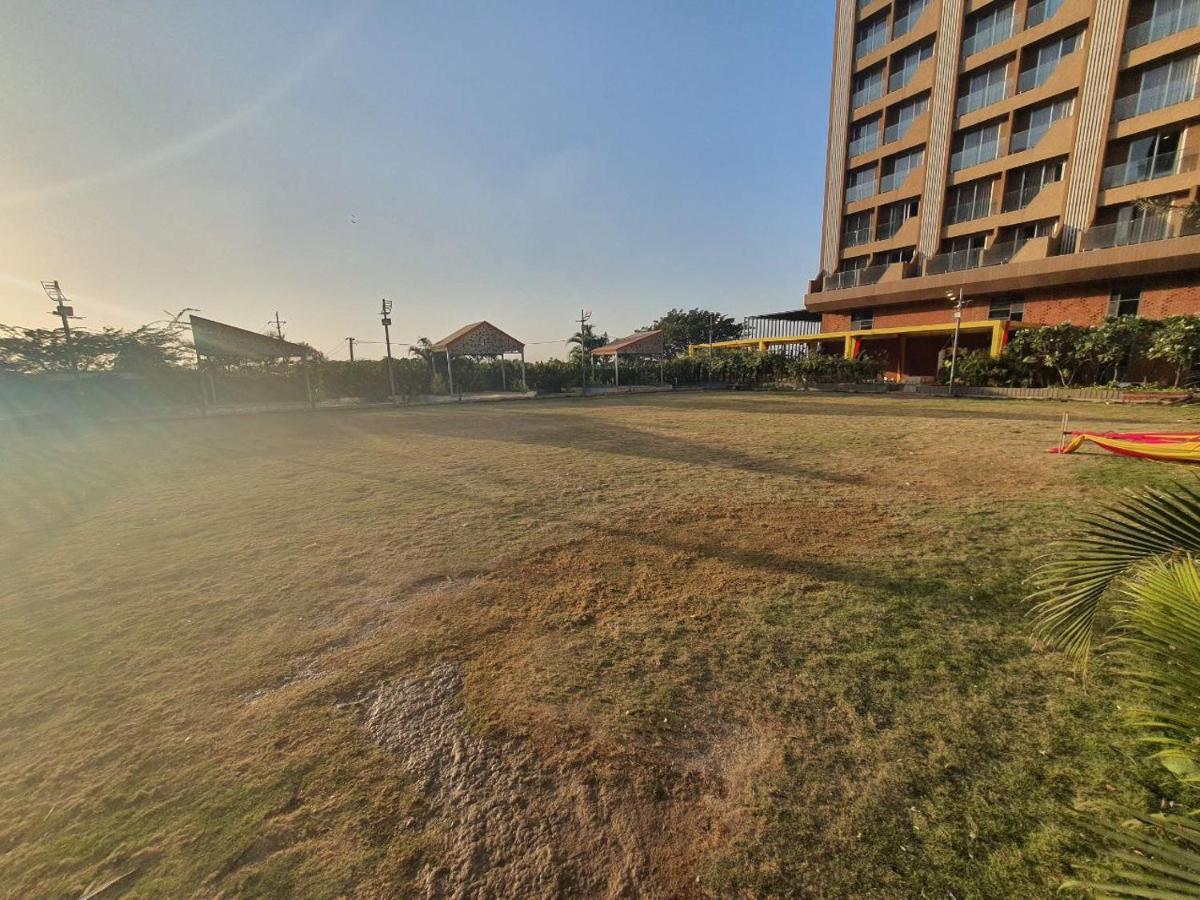 Weekend Address Managed By P.C Homes Surat Bagian luar foto